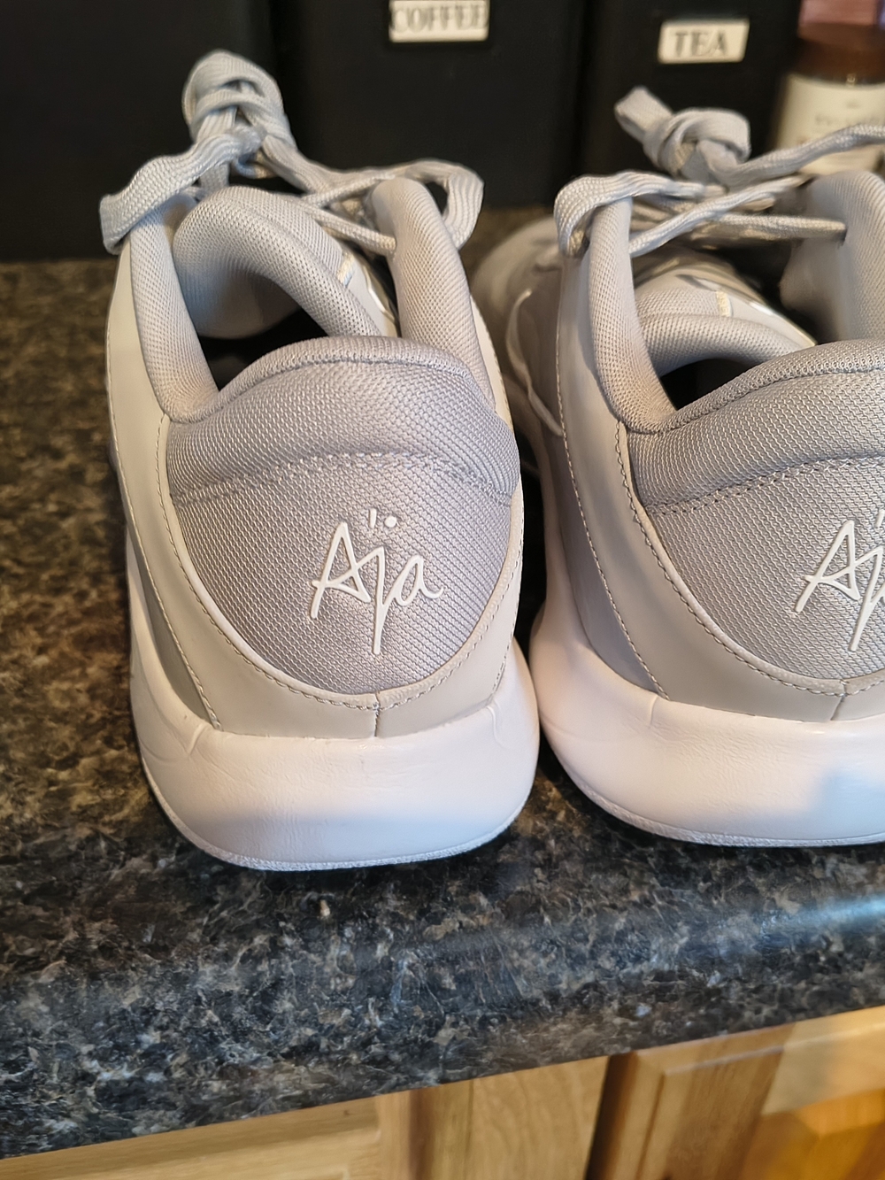 Aja 1 Wolf Grey/White 13 W 11.5 M